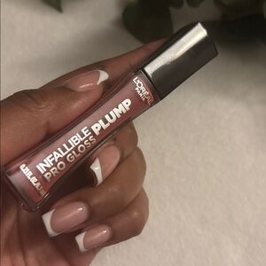 L’Oreal infallible plump pro gloss- 605 Moonlight Rose